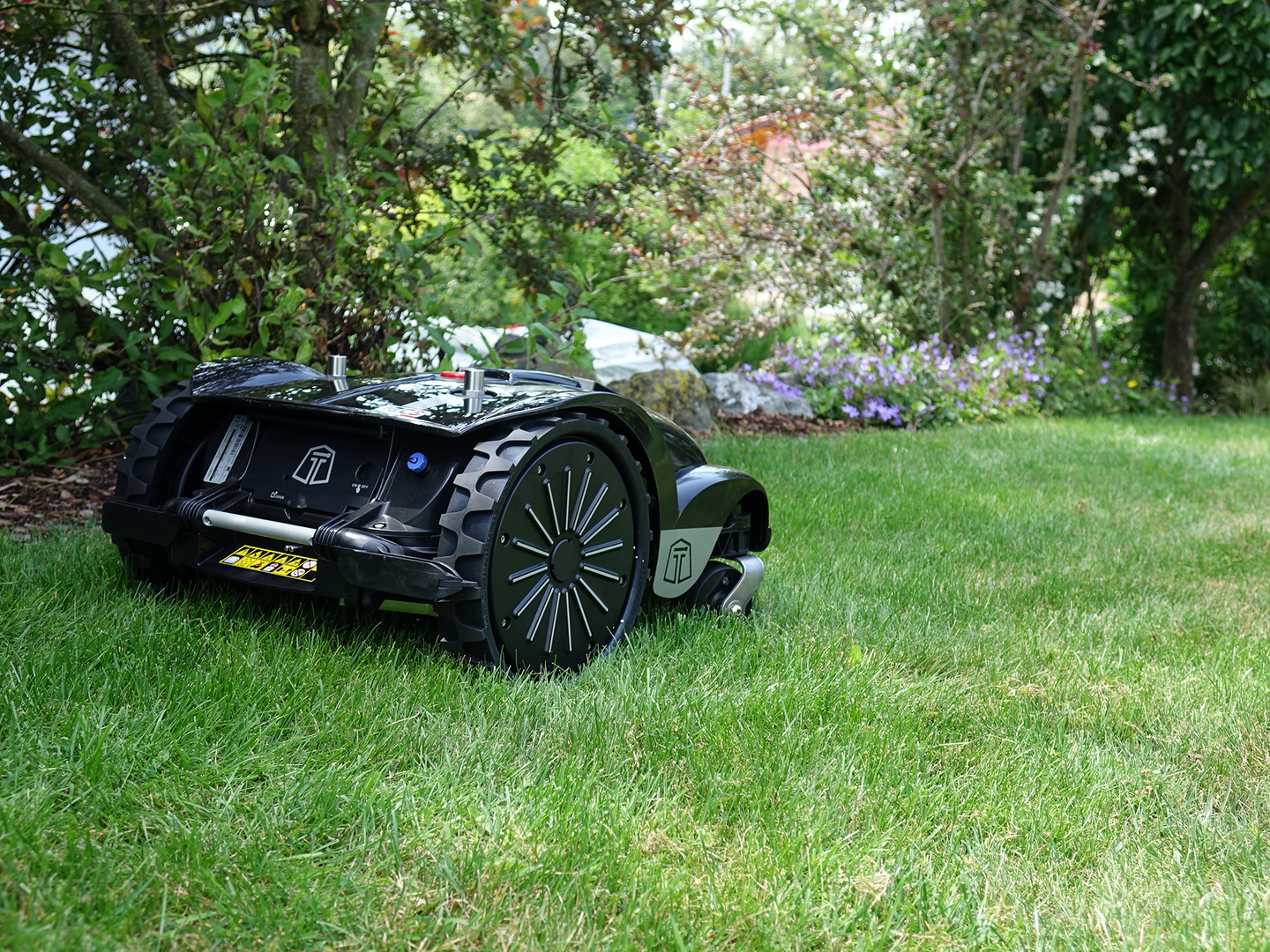 Mähroboter PRO Tech L25i für 3.200 m² - Effiziente Lösung