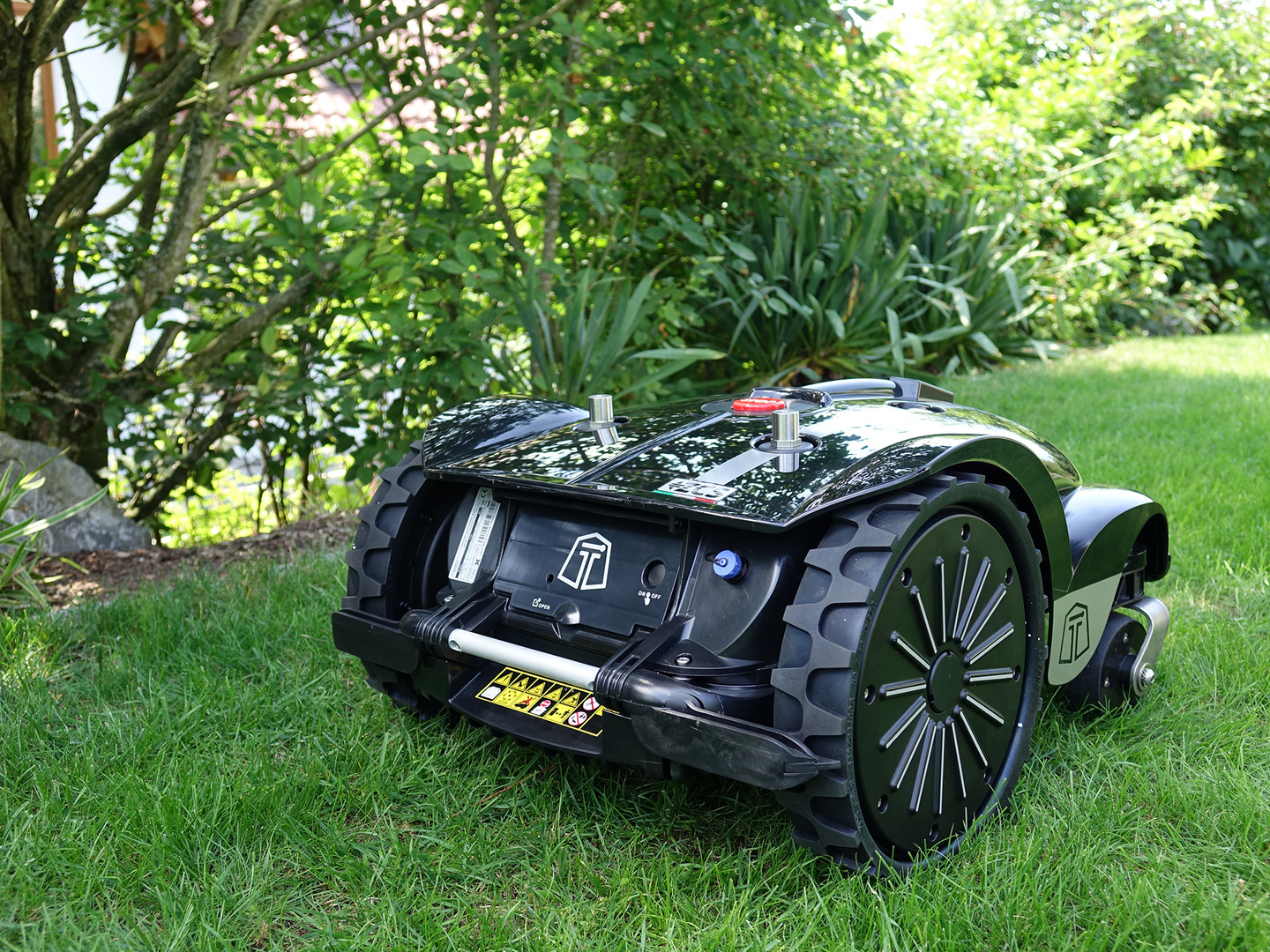 Mähroboter PRO Tech L25i für 3.200 m² - Effiziente Lösung