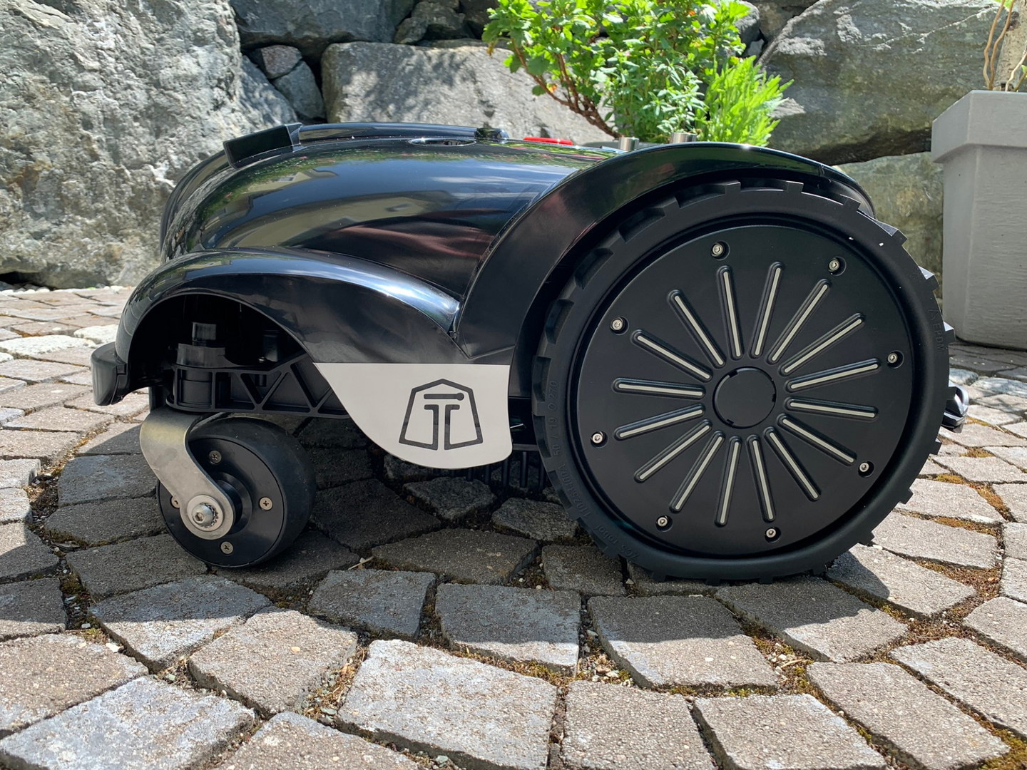 Mähroboter PRO Tech L25i für 3.200 m² - Effiziente Lösung