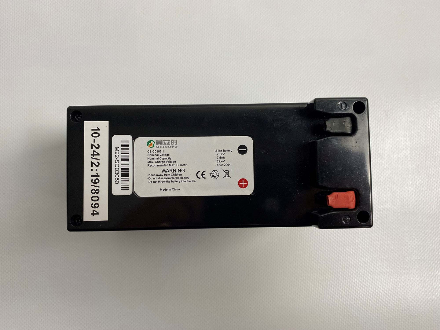Auf diesem Bild ist deutlich der Lithium-Ionen-Akku mit 25,9 V und 7,5 Ah inklusive Gehäuse für den Tech S6 L20 zu erkennen.