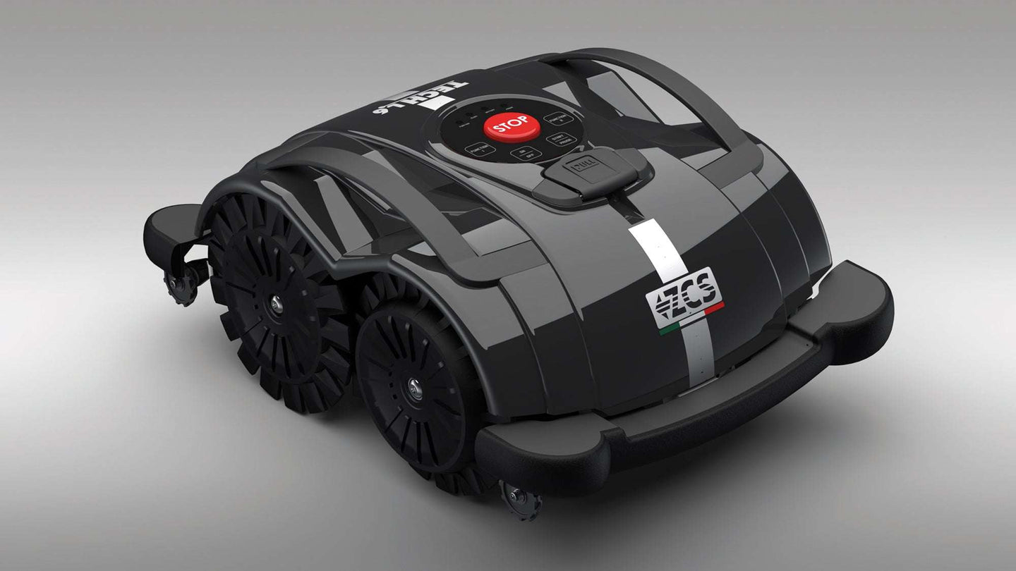 Das Bild zeigt den schwarzen Mähroboter Techline S6 von vorne vor einem grau-weißen Hintergrund. Die Aufnahme ermöglicht eine klare Sicht auf die Reifen, die Stoßstangen sowie die Tragegriffe des Geräts.