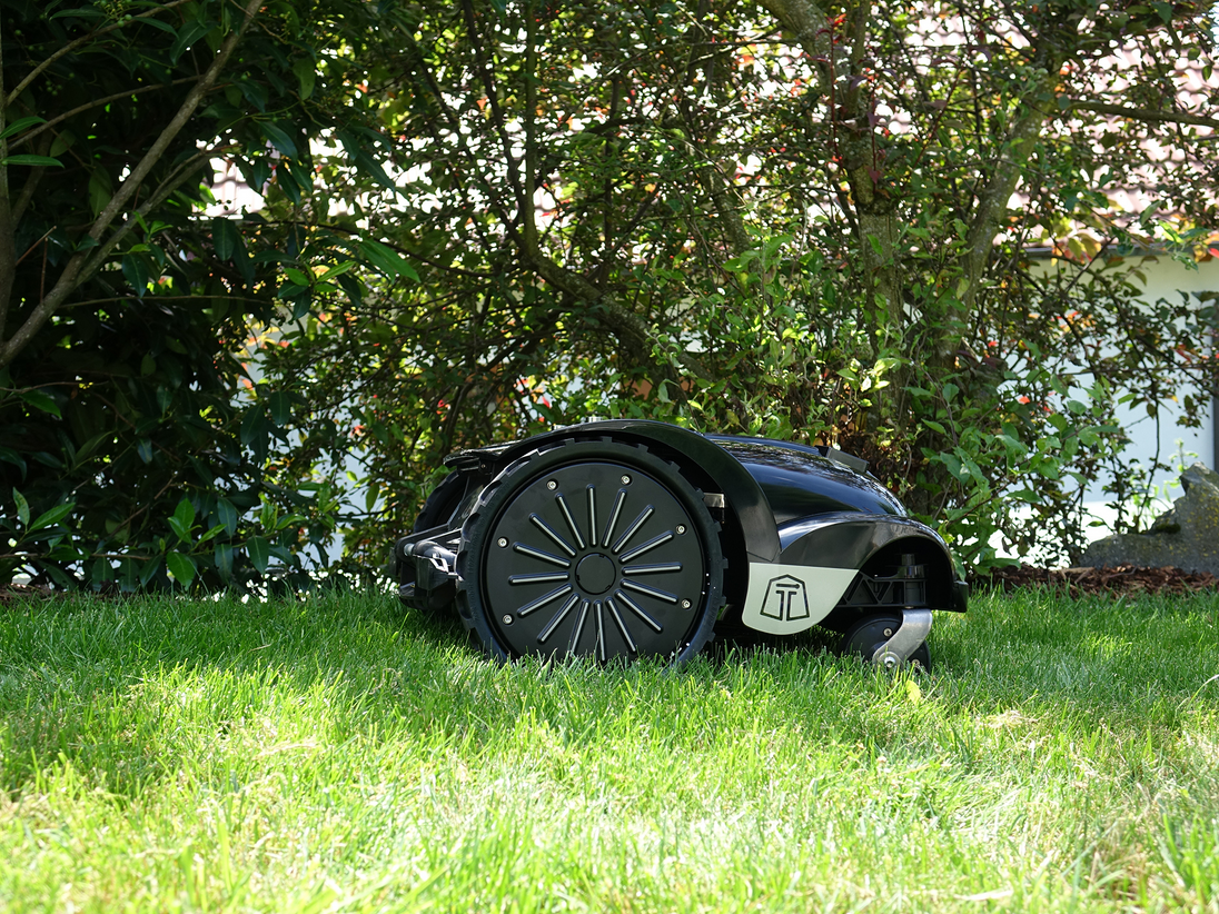 Mähroboter PRO Tech L25i für 3.200 m² - Effiziente Lösung