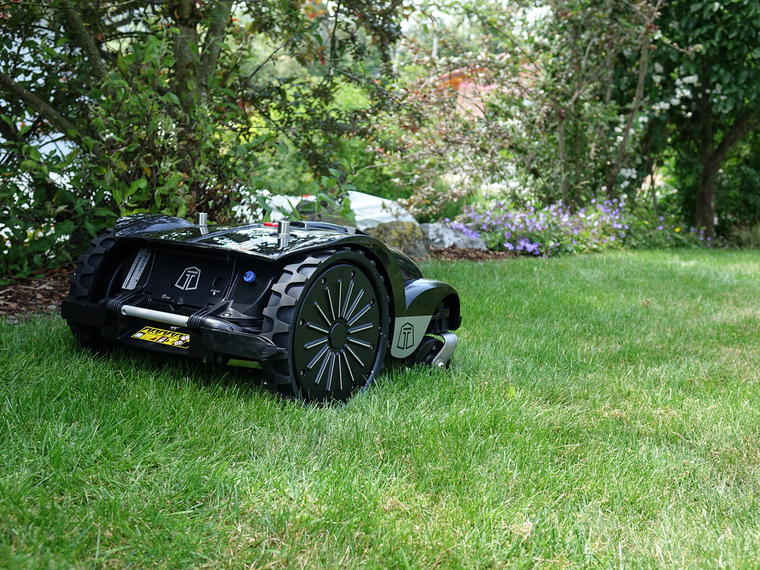 Mähroboter PRO Tech L25i für 3.200 m² - Effiziente Lösung