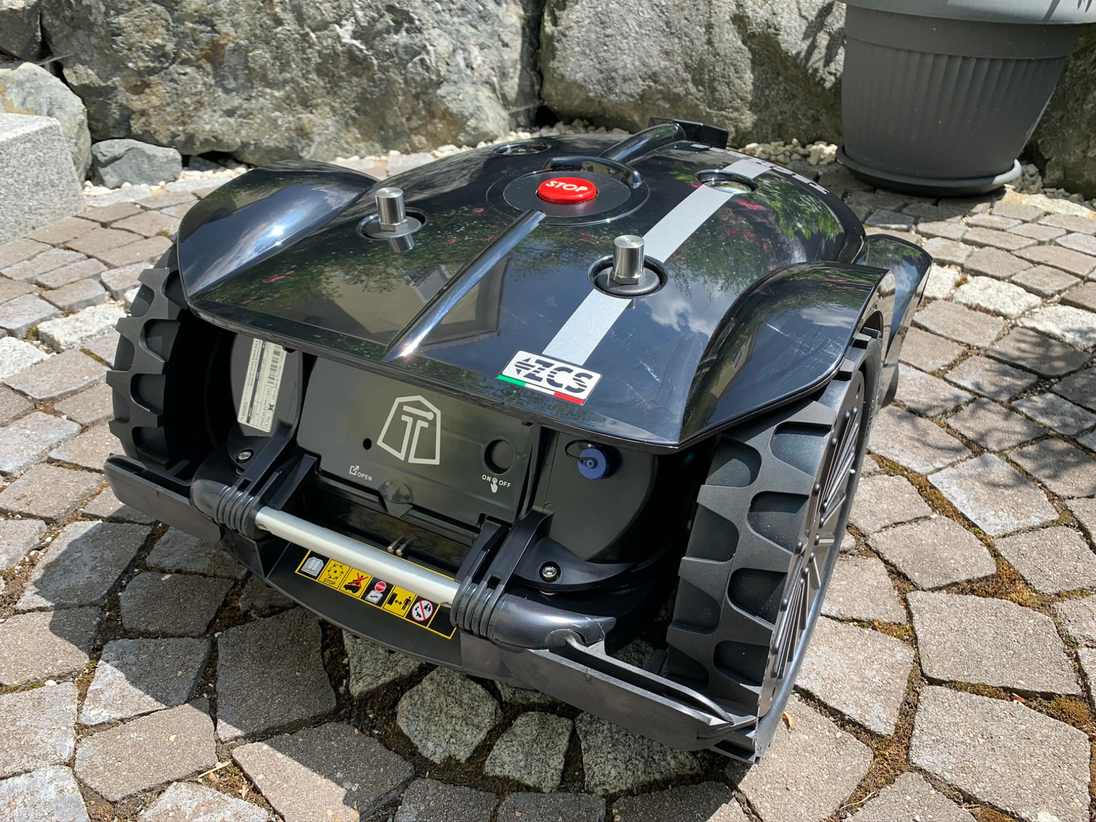 Mähroboter PRO Tech L25i für 3.200 m² - Effiziente Lösung