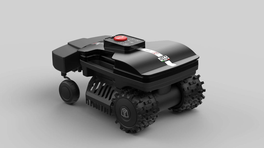 Das Bild zeigt den schwarzen Mähroboter Techline ZR aus der Perspektive von oben hinten. Besonders gut zu erkennen sind die extra breiten Hinterreifen, die die Stabilität und Geländetauglichkeit des Geräts unterstreichen.