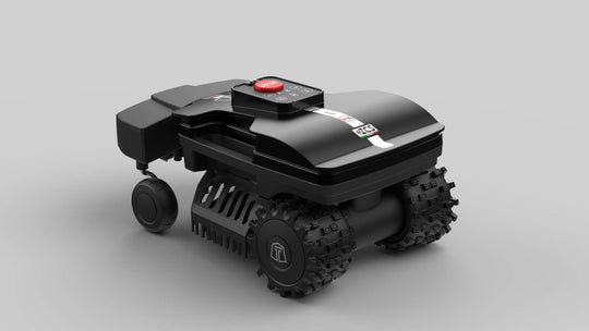 Das Bild zeigt den schwarzen Mähroboter Techline ZR aus der Perspektive von oben hinten. Besonders gut zu erkennen sind die extra breiten Hinterreifen, die die Stabilität und Geländetauglichkeit des Geräts unterstreichen.