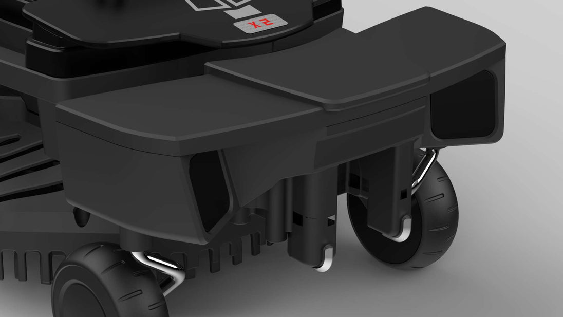 Das Bild zeigt den schwarzen Mähroboter Techline ZR in einer detaillierten Frontansicht, wobei die Stoßsensoren besonders gut zu erkennen sind. Der grau-weiße Hintergrund sorgt für eine klare und fokussierte Darstellung des Geräts. Die Aufnahme unterstreicht die robuste Bauweise und die technische Präzision des Mähroboters, insbesondere die Funktionalität der Stoßsensoren.