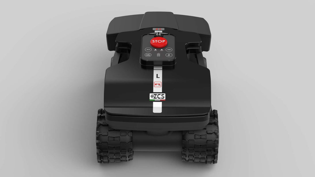 Das Bild zeigt den schwarzen Mähroboter Techline ZR aus der Perspektive von oben hinten. Besonders gut zu erkennen sind die extra breiten Hinterreifen, die die Stabilität und Geländetauglichkeit des Geräts unterstreichen.