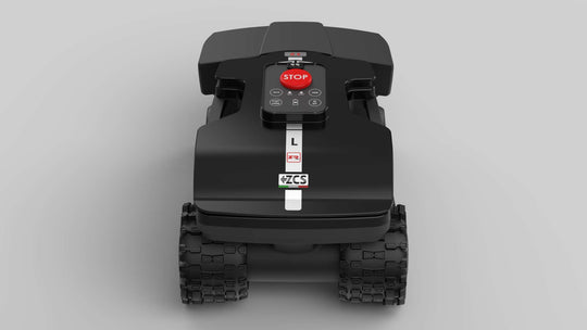 Das Bild zeigt den schwarzen Mähroboter Techline ZR aus der Perspektive von oben hinten. Besonders gut zu erkennen sind die extra breiten Hinterreifen, die die Stabilität und Geländetauglichkeit des Geräts unterstreichen.