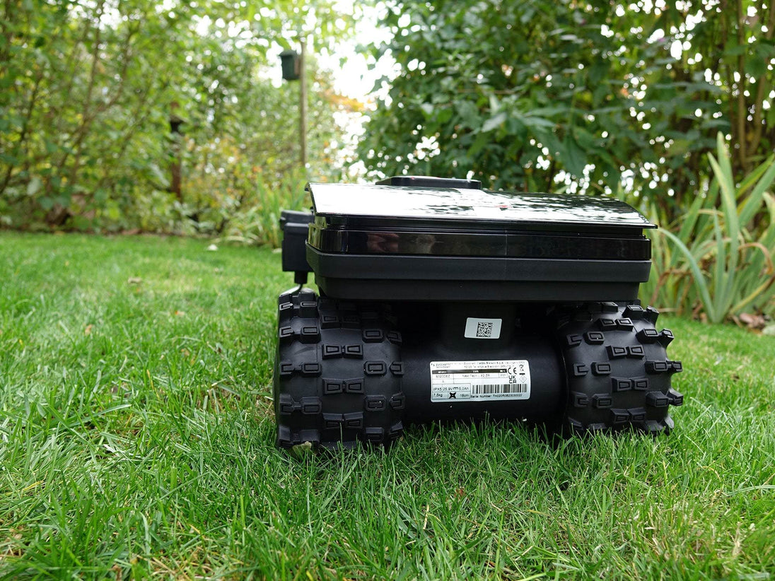 Das Bild zeigt den Mähroboter von hinten, wobei das Typenschild deutlich sichtbar ist.