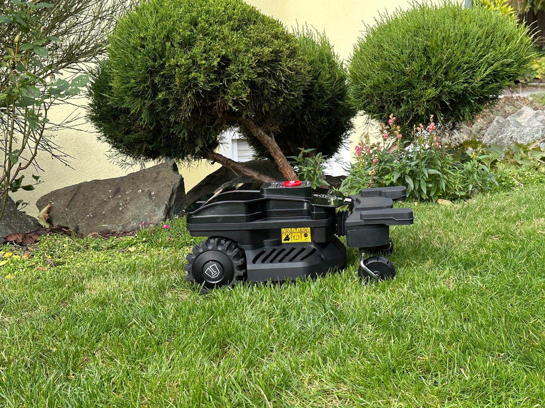 Das Bild zeigt den Mähroboter LX2 ZR EVO in einer Seitenansicht, wie er auf einer grünen Rasenfläche arbeitet.