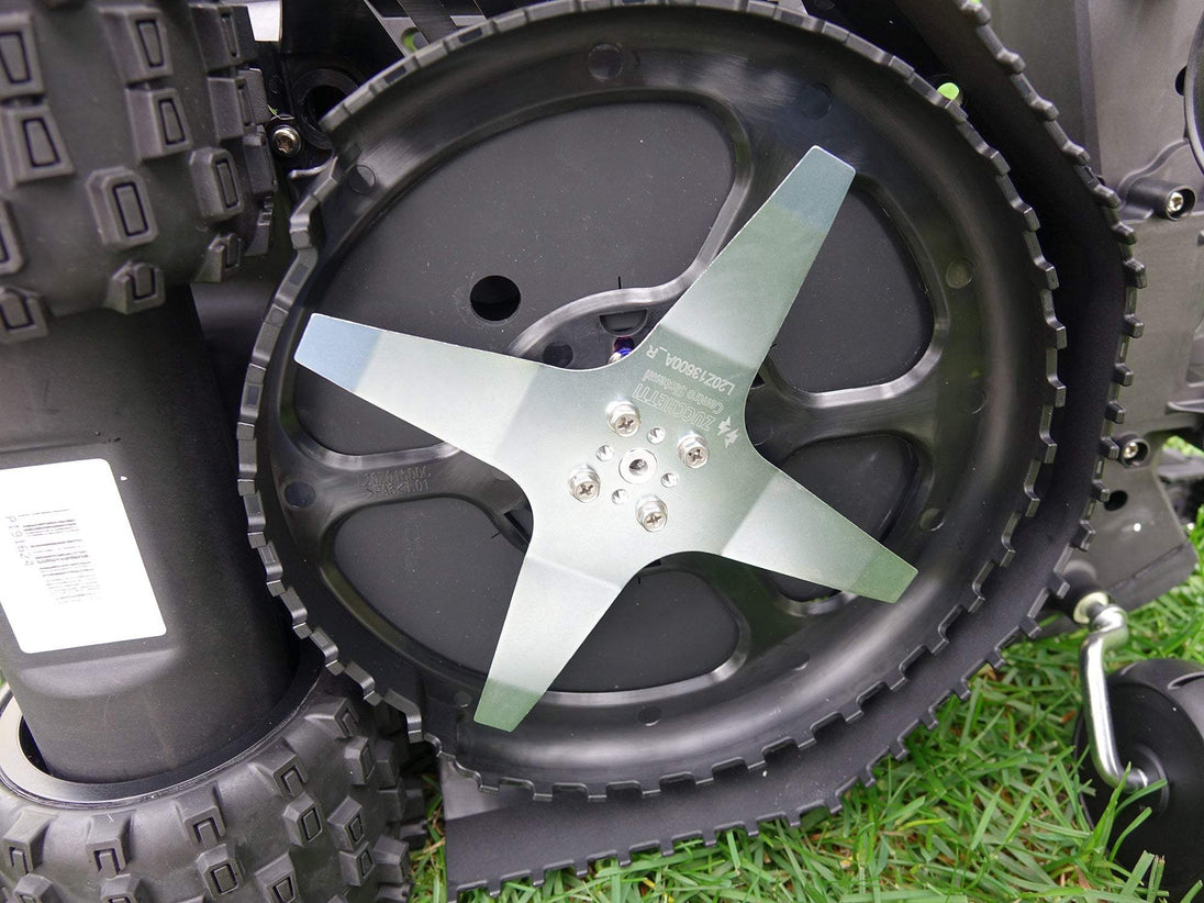 Das Bild zeigt den Mähroboter von unten, wobei das 4-Stern-Messer deutlich zu erkennen ist.