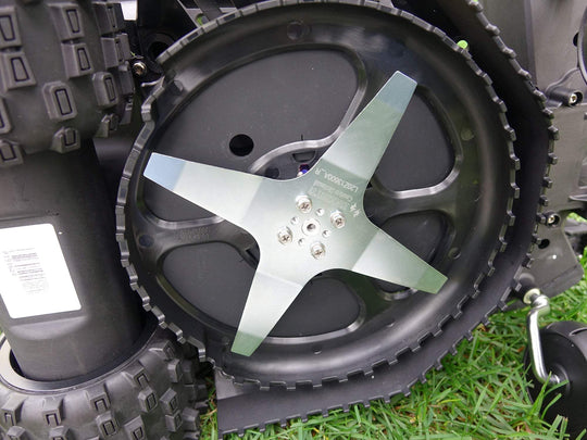 Das Bild zeigt den Mähroboter von unten, wobei das 4-Stern-Messer deutlich zu erkennen ist.