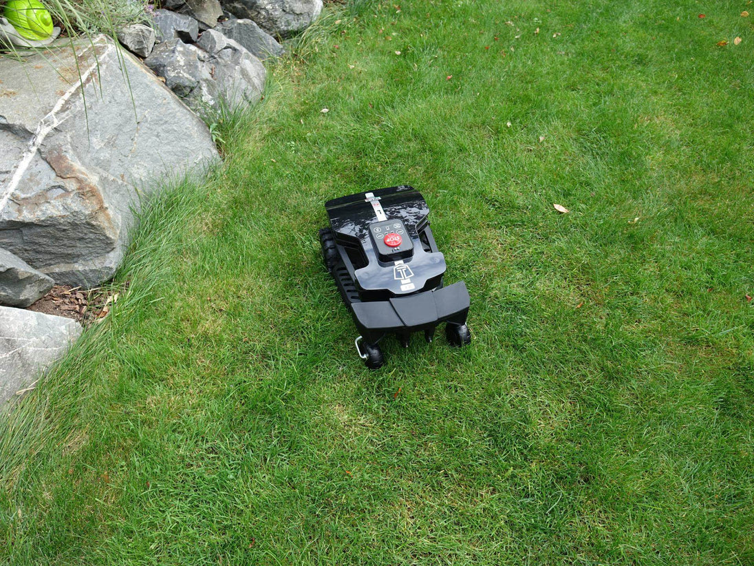 Das Bild zeigt den schwarzen Mähroboter Techline ZR aus der Vogelperspektive, wie er auf einer Gartenwiese steht.