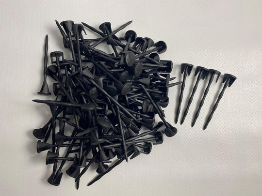 Auf diesem Bild sind Rasennägel für die Drahtverlegung (100 Stück) von TECHline Roboter deutlich zu sehen. 