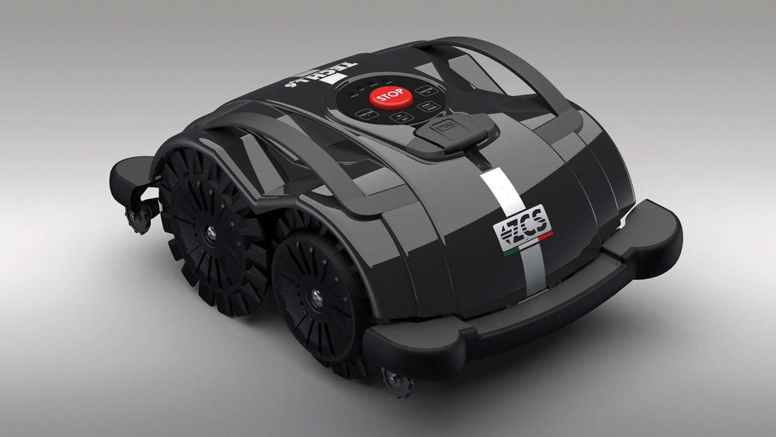 Das Bild zeigt den schwarzen Mähroboter Techline S6 von vorne vor einem grau-weißen Hintergrund. Die Aufnahme ermöglicht eine klare Sicht auf die Reifen, die Stoßstangen sowie die Tragegriffe des Geräts.