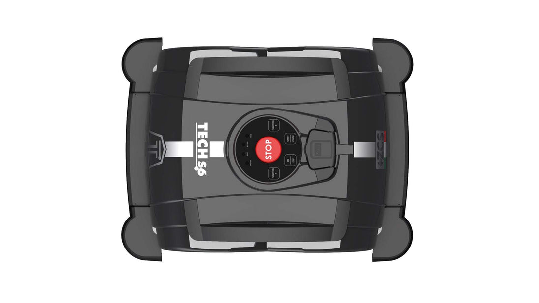 Das Bild zeigt den schwarzen Mähroboter Techline S6 aus der Vogelperspektive vor einem weißen Hintergrund. Von oben sind die Start-Stopp-Taste sowie die Ladestation des Geräts deutlich zu erkennen.