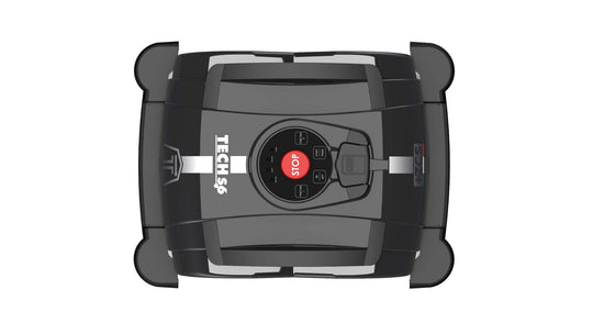 Das Bild zeigt den schwarzen Mähroboter Techline S6 aus der Vogelperspektive vor einem weißen Hintergrund. Von oben sind die Start-Stopp-Taste sowie die Ladestation des Geräts deutlich zu erkennen.