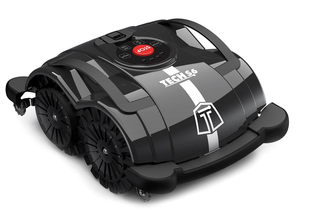 Das Bild zeigt den schwarzen Mähroboter Techline S6 von vorne vor einem weißen Hintergrund.
Die Aufnahme ermöglicht eine klare Sicht auf die Reifen, die Stoßstangen sowie die Tragegriffe des Geräts.