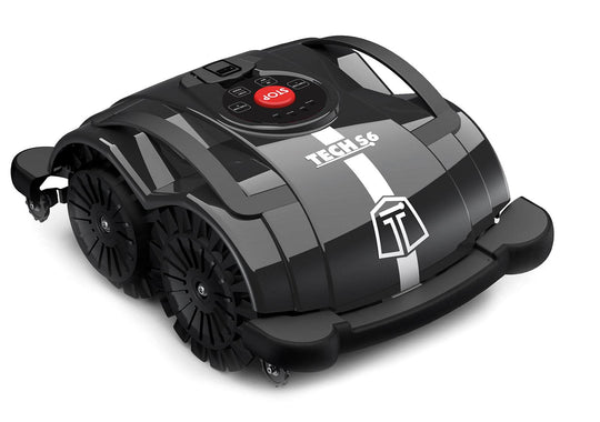 Das Bild zeigt den schwarzen Mähroboter Techline S6 von vorne vor einem weißen Hintergrund.
Die Aufnahme ermöglicht eine klare Sicht auf die Reifen, die Stoßstangen sowie die Tragegriffe des Geräts.