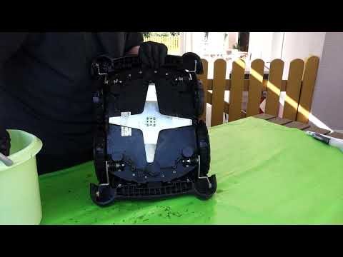 Das Bild zeigt den schwarzen Mähroboter Techline S6. Dieser wird von unten gereinigt.